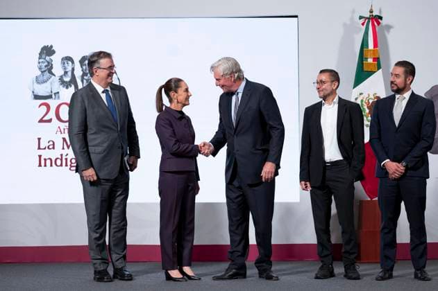 September 25, 2025, Queretaro, Mexico, USA: Mexican President Claudia Sheinbaum greets Keith Patrick Harney, Chief Operating Officer of CloudHQ during an announcement on Thursday, September 25, 2025, that the U.S. tech firm CloudHQ will invest approximately .8 billion to construct six data centers in Quero taro, Mexico. President Claudia Sheinbaum Pardo is accompanied by: Marcelo Ebrard Casaubo³n, Secretary of Economy, Joso Fraga, Vice President for Latin America at CloudHQ and Luis Lugo GarcoÂa, Director of CloudHQ in Mexico. PRESIDENCIA PI Queretaro USA - ZUMAp124 20250925_zaa_p124_007 Copyright: xPresidenciax