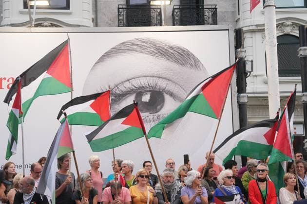 Closing gala of the San Sebastian Festival Dozens of people with Palestinian flags protest before the closing gala of the San Sebastian Festival, at the Victoria Eugenia Theater, on September 27, 2025, in San Sebastian, Guipuzcoa, Basque Country Spain The festival celebrated its 73rd edition from September 19 to 27, 2025, reinforcing its global prominence with 254 titles from 56 countries and an outstanding presence of Spanish cinema The participation of women behind the scenes has increased and Basque cinema has 38 productions The event has included official sections, premieres, forums and activities for professionals and the public 27 SEPTEMBER 2025 CINE SAN SEBASTIÁN FESTIVAL CINEMA ACTRESS DIRECTOR FILM San Sebastian, Guipuzcoa Country Copyright: xUnanuex 6987059