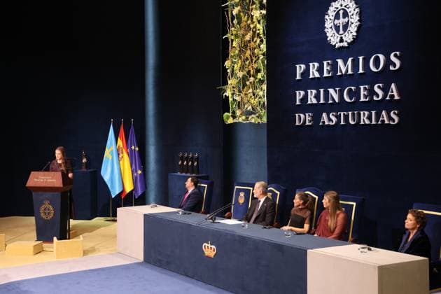 Princess of Asturias Awards 2025 Ceremony The President of Asturias, Adrian Barbón, Princess Leonor, King Felipe, Queen Letizia and Infanta Sofia at the Princess of Asturias Awards 2025 ceremony held at the Campoamor Theater, on October 24, 2025, in Oviedo, Spain he Princess of Asturias Foundation has designed an extensive program of more than seventy cultural activities for the forty-fifth Princess of Asturias Awards ceremony, The program includes concerts, film series, exhibitions, art installations and group workshops The laureates will be the protagonists of meetings with the public, meetings with experts in their respective fields and activities with students from various schools in Asturias FAMOSOSOS PREMIOS PRINCESA DE ASTURIAS Raú Copyright: xRaulxTerrelx 7053662