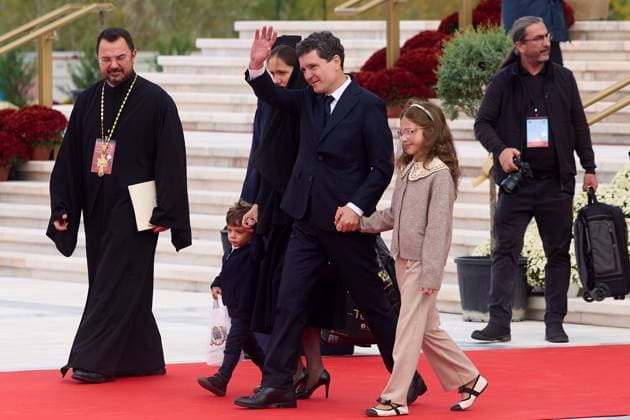 News Bilder des Tages Worlds Largest Orthodox Cathedral, Icons Consecration, Bucharest, Romania Bucharest, Romania. 26th Oct, 2025: Nicusor Dan, the President of Romania, with his partner, Mirabela Gradinaru, and their children, Aheea Dan and Antim Dan, leave after attending the consecration of the interior mosaic icons of the Romanian National Cathedral, an event marking the centennial of the Romanian Orthodox Patriarchate and 140 years of Autocephaly. First proposed in 1881 during the reign of King Carol I, it has been under construction since 2010 and stands today as the largest Orthodox Cathedral in the world, dominating Bucharest with its over 130 meters height. Bucharest Romania Copyright: xLucianxAlecux