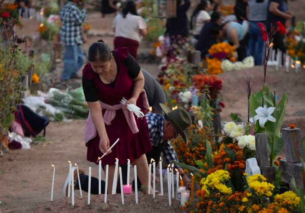 November 1, 2025, Huitziltepec, Guerrero, Mexico: Very close to Chilpancingo, in Guerrero, the residents of the Nahuatl community of Huitziltepec did not forget to remember their dead. As they do every year, the residents of Huitziltepec began to arrive at the village cemetery to place flowers and light candles on the graves of their loved ones. ..Among the graves, people light as many candles as they can, and with the yellow hue of the cempasoºchil flowers and the warm light of the candles, the cemetery is completely illuminated. Huitziltepec Mexico - ZUMAs310 20251101_zip_s310_003 Copyright: xLuisxExSalgadox