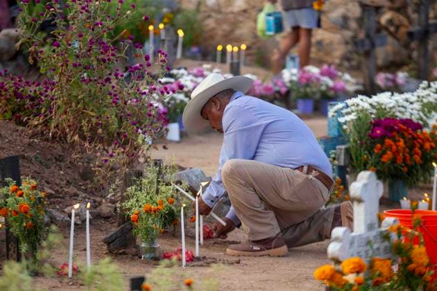 November 1, 2025, Huitziltepec, Guerrero, Mexico: Very close to Chilpancingo, in Guerrero, the residents of the Nahuatl community of Huitziltepec did not forget to remember their dead. As they do every year, the residents of Huitziltepec began to arrive at the village cemetery to place flowers and light candles on the graves of their loved ones. ..Among the graves, people light as many candles as they can, and with the yellow hue of the cempasoºchil flowers and the warm light of the candles, the cemetery is completely illuminated. Huitziltepec Mexico - ZUMAs310 20251101_zip_s310_008 Copyright: xLuisxExSalgadox