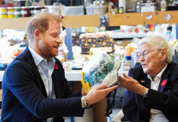 November 6, 2025, Toronto, On, CANADA: Prince Harry, left, receives a painted army helmet from 101 year-old war veteran Brenda Reid as he meets with some of Canada s oldest veterans, joining them in a creative arts program at Sunnybrook Hospital s veterans centre in Toronto, Thursday, Nov. 6, 2025. Toronto CANADA - ZUMAc35_ 20251106_zaf_c35_056 Copyright: xNathanxDenettex