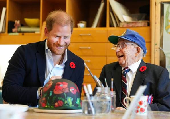 November 6, 2025, Toronto, On, CANADA: Prince Harry, left, helps paint army helmet with 101 year-old war veteran Jim LaForce as he meets with some of Canada s oldest veterans, joining them in a creative arts program at Sunnybrook Hospital s veterans centre in Toronto, Thursday, Nov. 6, 2025. Toronto CANADA - ZUMAc35_ 20251106_zaf_c35_061 Copyright: xNathanxDenettex