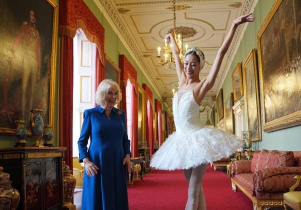 English National Ballet reception Queen Camilla, Patron of the English National Ballet, and ballerina Sangeun Lee, during a reception with staff, dancers, and supporters to celebrate the company s 75th anniversary and recognise the heritage, innovative creation of new works, and their learning and engagement programme, at Buckingham Palace in central London. Picture date: Wednesday November 12, 2025., Credit:Yui Mok Avalon UK, London Copyright: xYuixMokx xAvalonx 1052047431