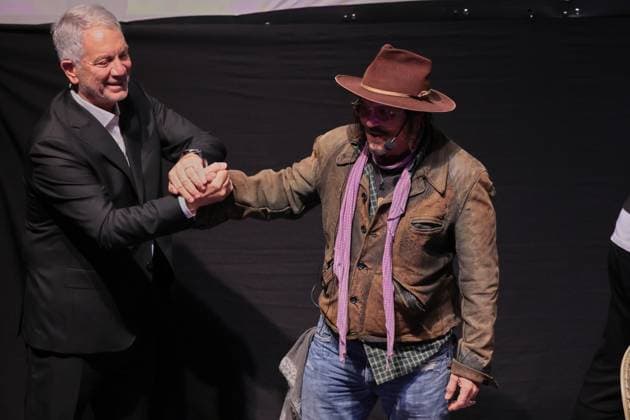 Modigliani: Three Days in Montparnasse premiere in Argentina BUENOS AIRES, ARGENTINA – NOVEMBER 12, 2025: The mayor of La Plata, Julio Alak (L), introduces American actor and director Johnny Depp (R), who gave a master class in theater alongside the film s star, Riccardo Scamarcio, at the historic Podestá Theater in La Plata, Buenos Aires Province, Argentina, on November 12, 2025. The event, attended by students, actors, and local theater enthusiasts, was part of Depp s promotional visit to Argentina for the premiere of his new film, Modigliani: Three Days in Montparnasse, which he directed and produced. During the session, Depp spoke about the creative process, character development, and his experience working on the biographical film Copyright: x2025xAnadoluxLucianoxGonzalezx