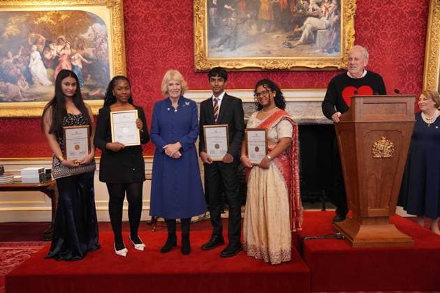 The Queen s Commonwealth Essay Competition 2025 Queen Camilla (centre) stands with (left to right) Senior Winner, Kaira Puri, 17, from Gurugram, Haryana, India, Senior Runner-Up, Pandora Onyedire, 17, from Lagos, Nigeria, Junior Winner, Vivian Agarwal, 14, of Mumbai, India and Junior Runner Up, Lakshmi Manognya Achanta, 14, from Singapore, after presenting their certificates, during a reception to celebrate the winners of the Queen s Commonwealth Essay Competition at St James Palace in London. Picture date: Thursday November 20, 2025., Credit:Yui Mok Avalon UK, London Copyright: xYuixMokx xAvalonx 1053550860