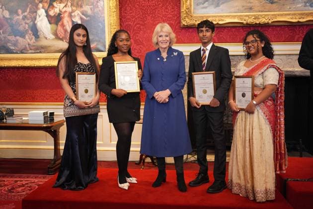 The Queen s Commonwealth Essay Competition 2025 Queen Camilla (centre) stands with (left to right) Senior Winner, Kaira Puri, 17, from Gurugram, Haryana, India, Senior Runner-Up, Pandora Onyedire, 17, from Lagos, Nigeria, Junior Winner, Vivian Agarwal, 14, of Mumbai, India and Junior Runner Up, Lakshmi Manognya Achanta, 14, from Singapore, after presenting their certificates, during a reception to celebrate the winners of the Queen s Commonwealth Essay Competition at St James Palace in London. Picture date: Thursday November 20, 2025., Credit:Yui Mok Avalon UK, London Copyright: xYuixMokx xAvalonx 1053550872