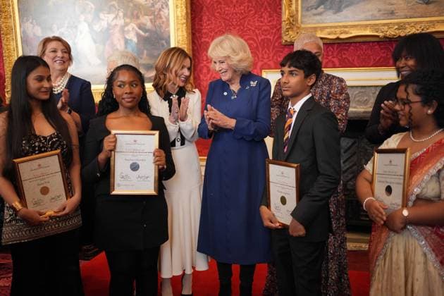 The Queen s Commonwealth Essay Competition 2025 Queen Camilla (centre) stands with guests and the winners and runners up of the Queen s Commonwealth Essay Competition 2025 (left to right) Senior Winner, Kaira Puri, 17, from Gurugram, Haryana, India, Senior Runner-Up, Pandora Onyedire, 17, from Lagos, Nigeria, Junior Winner, Vivian Agarwal, 14, of Mumbai, India and Junior Runner Up, Lakshmi Manognya Achanta, 14, from Singapore, during a reception at St James Palace in London. Picture date: Thursday November 20, 2025., Credit:Yui Mok Avalon UK, London Copyright: xYuixMokx xAvalonx 1053552103
