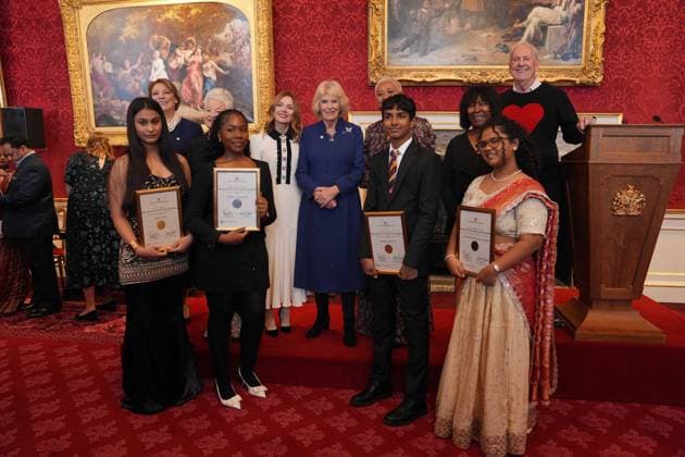 The Queen s Commonwealth Essay Competition 2025 Queen Camilla (centre) stands with guests and the winners and runners up of the Queen s Commonwealth Essay Competition 2025 (left to right) Senior Winner, Kaira Puri, 17, from Gurugram, Haryana, India, Senior Runner-Up, Pandora Onyedire, 17, from Lagos, Nigeria, Junior Winner, Vivian Agarwal, 14, of Mumbai, India and Junior Runner Up, Lakshmi Manognya Achanta, 14, from Singapore, during a reception at St James Palace in London. Picture date: Thursday November 20, 2025., Credit:Yui Mok Avalon UK, London Copyright: xYuixMokx xAvalonx 1053552133