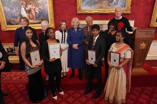 The Queen s Commonwealth Essay Competition 2025 Queen Camilla (centre) stands with guests and the winners and runners up of the Queen s Commonwealth Essay Competition 2025 (left to right) Senior Winner, Kaira Puri, 17, from Gurugram, Haryana, India, Senior Runner-Up, Pandora Onyedire, 17, from Lagos, Nigeria, Junior Winner, Vivian Agarwal, 14, of Mumbai, India and Junior Runner Up, Lakshmi Manognya Achanta, 14, from Singapore, during a reception at St James Palace in London. Picture date: Thursday November 20, 2025., Credit:Yui Mok Avalon UK, London Copyright: xYuixMokx xAvalonx 1053552145