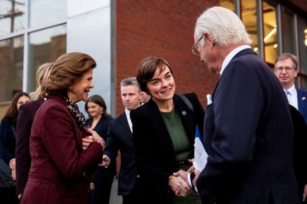 November 20, 2025, Montreal, Pq, CANADA: Quebec Minister of Economy, Innovation and Energy Christine Fro chette, centre, shakes the hand of Sweden s King Carl XVI Gustaf while accompanied by Queen Silvia after a tour of the Mila Quebec Artificial Intelligence Institute in Montreal, Thursday, Nov. 20, 2025. Montreal CANADA - ZUMAc35_ 20251120_zaf_c35_095 Copyright: xChristopherxKatsarovx