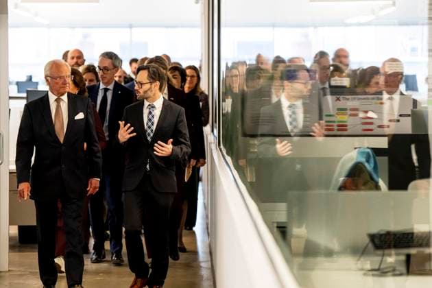 November 20, 2025, Montreal, Pq, CANADA: Scientific Director of Mila, Hugo Larochelle, right, gives Sweden s King Carl XVI Gustaf and a Swedish delegation a tour of their offices, in Montreal, Thursday, Nov. 20, 2025. Montreal CANADA - ZUMAc35_ 20251120_zaf_c35_105 Copyright: xChristopherxKatsarovx