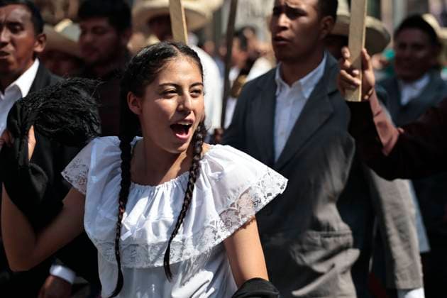 November 20, 2025, Mexico, Cdmx, Mexico: As part of the celebration of the 115th Anniversary of the Mexican Revolution, hundreds of soldiers dressed as charros and escaramuzas, in period attire, on horseback, and in a caravan of trucks adorned with giant sombreros, paraded down Avenida Juo¡rez for locals and visitors to enjoy the spectacle prepared by the Army, Navy, and National Guard. Mexico Mexico - ZUMAp204 20251120_zip_p204_044 Copyright: xJosuexPerezx