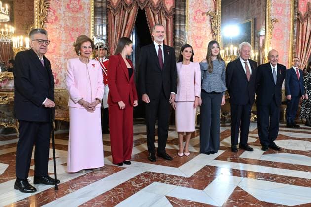 Reception at the Royal Palace after the imposition of the Golden Fleece on Queen Sofia I D Miguel Herrero y Rodríguez de Minón, Queen Sofia, Princess Leonor, King Felipe, Queen Letizia, Infanta Sofia, Felipe González and Miquel Roca i Junyent during the reception held after the imposition of the Golden Fleece at the Royal Palace, November 21, 2025, in Madrid Spain King Felipe VI has imposed the Collar of the Insigne Orden del Toisón de Oro on Her Majesty Queen Sofía, for her dedication and devotion to the service of Spain and the Crown Felipe González, Miguel Herrero y Rodríguez de Minón and Miquel Roca i Junyent have also been decorated FAMOUSES ROYALTY TOISÓN DE ORO INSIGNIA José Madrid Madrid Madrid Espana Copyright: xJosà xOlivax 7115015