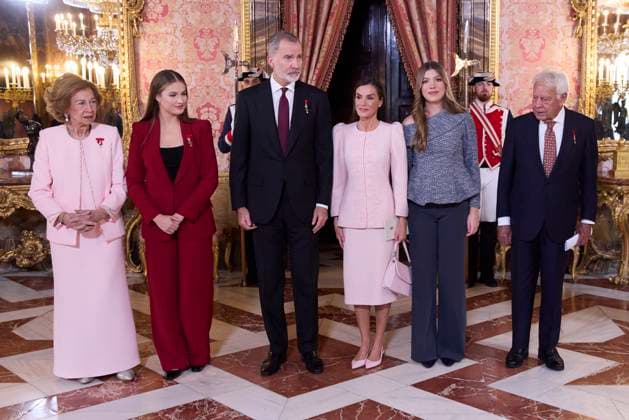 November 21, 2025, Madrid, Madrid, Spain: KING FELIPE VI of Spain, QUEEN LETIZIA of Spain, PRINCESS LEONOR of Spain, PRINCESS SOFIA of Spain and former QUEEN SOFIA, FELIPE GONZcLEZ McRQUEZ, D. MIGUEL HERRERO Y RODRêGUEZ DE MIiN, D. MIQUEL ROCA I JUNYENT They salute after the ceremony after the Order of Golden Fleece Madrid Spain - ZUMAc260 20251121_zep_c260_002 Copyright: xMikexChicorrox