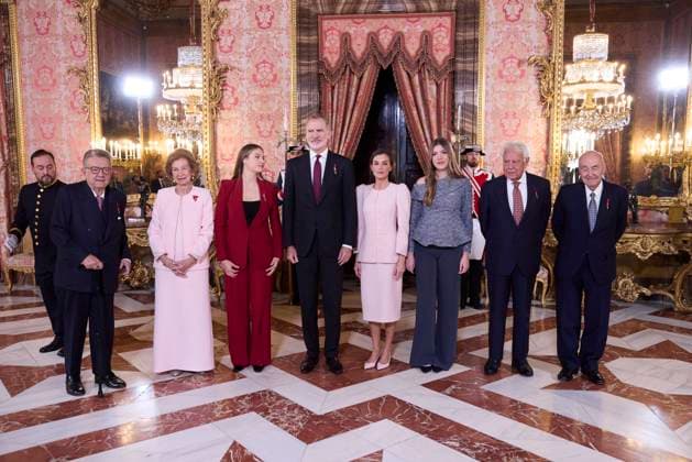 November 21, 2025, Madrid, Madrid, Spain: KING FELIPE VI of Spain, QUEEN LETIZIA of Spain, PRINCESS LEONOR of Spain, PRINCESS SOFIA of Spain and former QUEEN SOFIA, FELIPE GONZcLEZ McRQUEZ, D. MIGUEL HERRERO Y RODRêGUEZ DE MIiN, D. MIQUEL ROCA I JUNYENT They salute after the ceremony after the Order of Golden Fleece Madrid Spain - ZUMAc260 20251121_zep_c260_030 Copyright: xMikexChicorrox