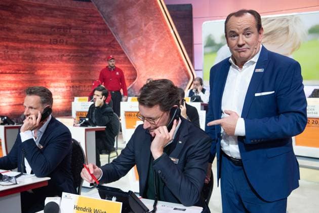 f l Hendrik WUEST, Wüst, CDU, State Premier of North Rhine-Westphalia, Wolfram KONS, presenter, 30 RTL Spendenmarathon Wir helfen Kindern , television, 20 21 11 2025 in Huerth, Germany,