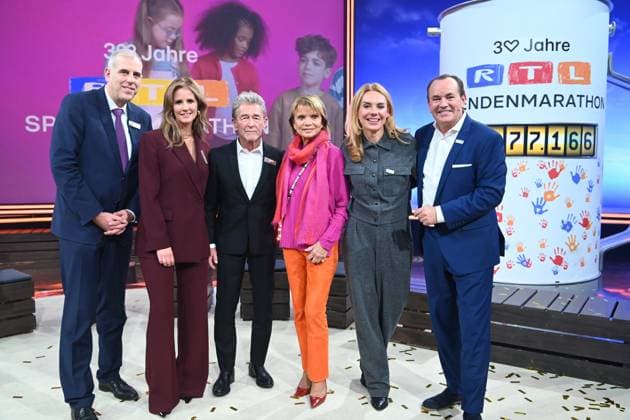 From left Stephan SCHMITTER, Chief Content Officer of RTL, Mareile HOEPPNER, presenter, Peter Maffay, singer, musician, Uschi GGLAS, actress, Inga LESCHEK, Chief Content Officer RTL Germany Wolfram KONS, presenter, present the donation sum 23 077 166 euros, 30 RTL Spendenmarathon Wir helfen Kindern , television, 20 21 11 2025 in Huerth, Germany,