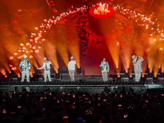 04 12 2025, Schladming, AUT, On the road in Styria, Ski Opening 2025, concert, in the picture Backstreet Boys, feature, overview, Planai Stadium, feature, fan, concert,