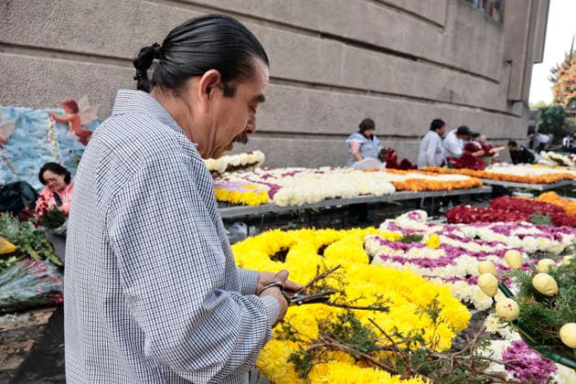 December 9, 2025, Mexico, Cdmx, Mexico: The largest Catholic celebration in Mexico is the Day of Our Lady of Guadalupe, celebrated on December 12th, her birthday. Thousands of pilgrims begin arriving from all over the country to thank the Virgin of Guadalupe for all the miracles she has granted to the faithful. They also come simply to express gratitude for health, employment, and financial security. The Basilica s courtyard begins to fill with pre-Hispanic dancers, musicians, processions, and even people making floral arrangements in honor of Our Lady of Guadalupe. For many, the diversity and combination of traditions and beliefs stem from the arrival of the Spanish, who imposed the Catholic religion and forced the Mexica people to abandon - ZUMAp204 20251209_zip_p204_089 Copyright: xJosuexPerezx