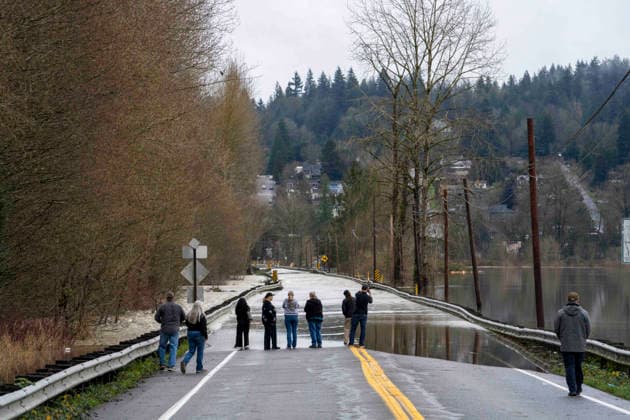 December 11, 2025, Duvall, Washington, USA: Water from the flooded Snoqualmie River covers the roadway at E Woodinville Duvall Road near Duvall, Washington, USA, on Thu., Dec. 11, 2025, after a trio of atmospheric rivers drenched the region. Forecasts said that many rivers in the Pacific Northwest would reach catastrophic flood levels and the governor has declared a state of emergency. Duvall USA - ZUMAb344 20251211_znp_b344_018 Copyright: xM.xScottxBrauerx