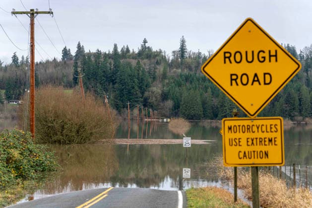 December 11, 2025, Carnation, Washington, USA: Water from the flooded Snoqualmie River covers the roadway at NE 80th Street near Carnation, Washington, USA, on Thu., Dec. 11, 2025, after a trio of atmospheric rivers drenched the region. Forecasts said that many rivers in the Pacific Northwest would reach catastrophic flood levels and the governor has declared a state of emergency. Carnation USA - ZUMAb344 20251211_znp_b344_021 Copyright: xM.xScottxBrauerx