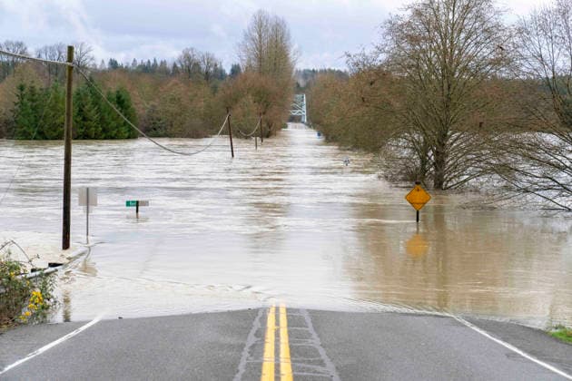 December 11, 2025, Duvall, Washington, USA: Water from the flooded Snoqualmie River covers the roadway at NE 124th Street near Duvall, Washington, USA, on Thu., Dec. 11, 2025, after a trio of atmospheric rivers drenched the region. Forecasts said that many rivers in the Pacific Northwest would reach catastrophic flood levels and the governor has declared a state of emergency. Duvall USA - ZUMAb344 20251211_znp_b344_019 Copyright: xM.xScottxBrauerx