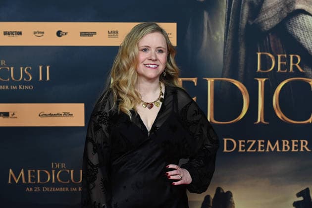 Evelyn CRAVEN, actress, portrait, portrait, portrait, cropped single image, single motif, red carpet, red carpet show, arrival, arrival, film premiere DER MEDICUS 2 on 15 12 2025 at the Cinedom cinema in Cologne,