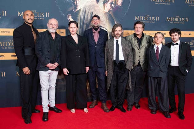 f l Malick BAUER, actor, Liam CUNNINGHAM, actor, Emily COX, actress, Philipp STOELZL, Stölzl, director, Tom PAYNE, actor, Francis FULTON SMITH, actor, Rosie BOORE, actress, Jaouhar BEN AYED actor, red carpet, red carpet show, arrival, film premiere DER MEDICUS 2 on 15 12 2025 at the Cinedom cinema in Cologne,