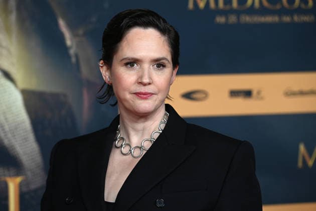 Emily COX, actress, portrait, portrait, portrait, cropped single image, single motif, red carpet, red carpet show, arrival, arrival, film premiere DER MEDICUS 2 on 15 12 2025 at the Cinedom cinema in Cologne,