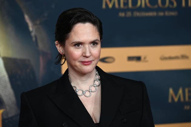 Emily COX, actress, portrait, portrait, portrait, cropped single image, single motif, red carpet, red carpet show, arrival, arrival, film premiere DER MEDICUS 2 on 15 12 2025 at the Cinedom cinema in Cologne,