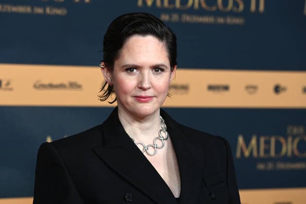 Emily COX, actress, portrait, portrait, portrait, cropped single image, single motif, red carpet, red carpet show, arrival, arrival, film premiere DER MEDICUS 2 on 15 12 2025 at the Cinedom cinema in Cologne,