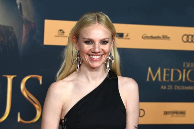 Aine Rose DALY, actress, portrait, portrait, portrait, cropped single image, single motif, red carpet, red carpet show, arrival, arrival, film premiere DER MEDICUS 2 on 15 12 2025 at the Cinedom cinema in Cologne,