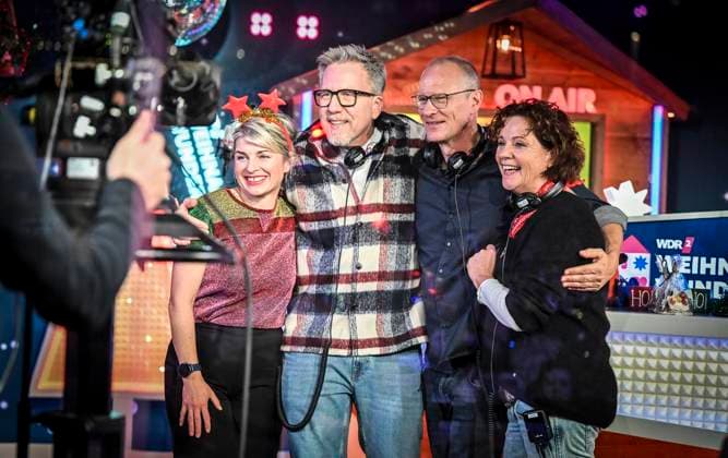 Weihnachtswunder1612: Das Weihnachtswunder am Tag 4 auf dem Burgplatz. Die vier Moderatoren Sabine Heinrich, Steffi Neu, Jan Malte Andresen und Thomas Bug moderieren das Weihnachtswunder für den WDR. Immer steht mindestens einer von ihnen am Mikrofon und nimmt Musikwünsche gegen eine Spende entgegen. Das Weihnachtswunder wird vom Burgplatz in der Essener Innenstadt übertragen. ** NUR FÜR REDAKTIONELLE ZWECKE ** EDITORIAL USE ONLY **<p>Sabine Heinrich, Jan Malte Andresen , Thomas Bug und Steffi Neu , von links, am Dienstag, dem 16. Dezember 2025. Das Weihnachtswunder am Dienstagauf dem Burgplatz am Tag 3. Die vier Moderatoren Sabine Heinrich, Steffi Neu, Jan Malte Andresen und Thomas Bug moderieren das Weihnachtswunder für den WDR. Im Copyright: KerstinxKokoska doc83py3ffslc8js1cotsw ,EDITORIAL USE ONLY