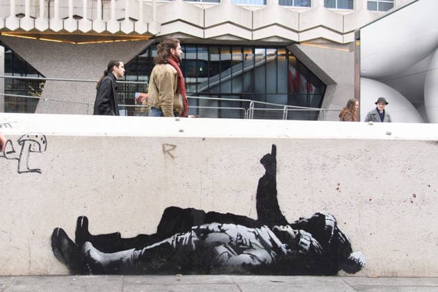 Suspected Banksy Appears at Tottenham Court Road, London, UK - 21 December 2025 A suspected Banksy artwork depicting children pointing up at the sky has appeared on Tottenham Court Road, London, England, UK on Sunday 21 December, 2025 with the Centre Point skyscraper tower in the background, a potential reference to the skyscraper s history of being an empty skyscraper for the rich that could have housed homeless people and to the homeless charity Centrepoint which was founded in protest at Centre Point., Credit:Justin Ng Avalon UK, England, London, Tottenham Court Road Copyright: xJustinxNgx xAvalonx 1060846734