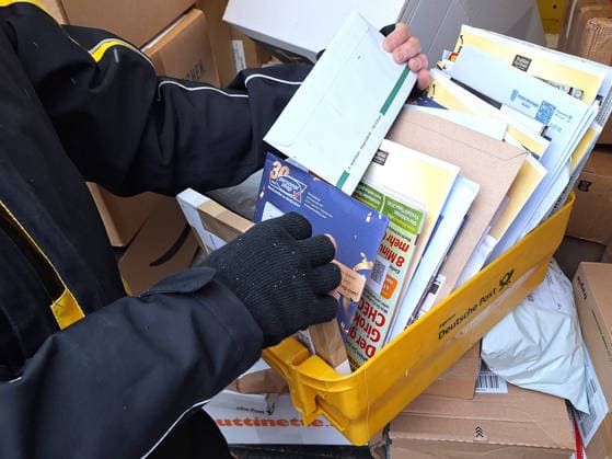 Winch theme picture Deutsche Post, DHL, letter carrier, letter carrier, delivering letters and parcels theme picture Deutsche Post, DHL, letter carrier, letter carrier, delivering letters and parcels letter carrier, postman, parcel carrier, letter carrier with his post van, postal vehicle delivering mail and parcel, parcel scanning, parcel and letter delivery, symbol p Copyright: xFleigx xEibner-Pressefotox EP_dfg