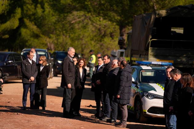 King Felipe VI and Queen Letizia visit Adamuz to offer their support to the victims of the accident King Felipe VI and Queen Letizia, accompanied by the First Vice President and Minister of Finance, María Jesús Montero, greets the authorities on their arrival this Tuesday, January 20, in Adamuz Córdoba after the accident between two trains in which at least 41 people died and more than a hundred were injured January 20, 2026 in Adamuz, Córdoba Andalusia, Spain The Royal Family has brought forward their return to Spain from Greece and reduce their agenda to be able to travel to Cordoba after the train accident in Adamuz, which this past Sunday, January 18, has caused at least 41 deaths and a hundred injured The Kings Felipe VI and Letizia, Copyright: xJoaquinxCorcherox 7231354
