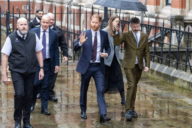 January 21, 2026, London, England, United Kingdom: Prince HARRY, the Duke of Sussex, arrives at the Royal Courts Of Justice, central London, ahead of giving evidence at the trial over allegations of unlawful information gathering brought against Associated Newspapers Limited (ANL) by seven people - the Duke of Sussex, Baroness Doreen Lawrence, Sir Elton John, David Furnish, Liz Hurley, Sadie Frost and Sir Simon Hughes. London United Kingdom - ZUMAs262 20260121_zip_s262_010 Copyright: xTayfunxSalcix