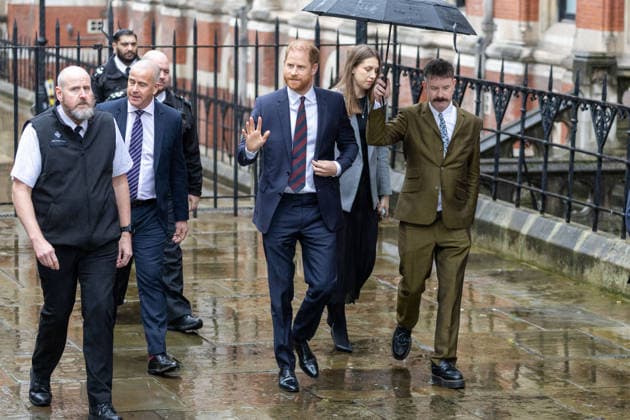 January 21, 2026, London, England, United Kingdom: Prince HARRY, the Duke of Sussex, arrives at the Royal Courts Of Justice, central London, ahead of giving evidence at the trial over allegations of unlawful information gathering brought against Associated Newspapers Limited (ANL) by seven people - the Duke of Sussex, Baroness Doreen Lawrence, Sir Elton John, David Furnish, Liz Hurley, Sadie Frost and Sir Simon Hughes. London United Kingdom - ZUMAs262 20260121_zip_s262_006 Copyright: xTayfunxSalcix