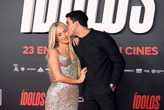 Red carpet at Ídolos movie premiere Actor Óscar Casas and singer Ana Mena during the premiere of the movie Ídolos , on January 21, 2026, in Madrid Spain Ídolos is set in the fascinating world of the MotoGP™ World Championship and explores the human relationships between a father and son, a manager and his rider, and the world around them ambition, self-improvement, egos, adrenaline, love, forgiveness and second chances CINE MOVIE PREMIERE Madrid Madrid Spain Copyright: xFranciscoxGuerrax 7235028