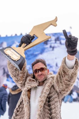 KITZBUEHEL, OESTERREICH 24. JAENNER: Das Bild zeigt den oesterreichischen Influencer Florian Huber, auch bekannt als theflori, mit einer goldenen Gams waehrend der VIP-Gaeste beim FIS Alpinen Skiweltcup Herren-Abfahrt in Kitzbuehel am 24. Januar 2026 in Kitzbuehel, OESTERREICH, TIROL. KITZBUEHEL, AUSTRIA - JANUARY 24: picture shows Austrian influencer Florian Huber, also known as theflori, with a golden chamois during the VIP guests during the FIS Alpine Ski World Cup Men s Downhill in Kitzbuehel at KITZBUEHEL on January 24, 2026 at Kitzbuehel, AUSTRIA, TYROL. Copyright: xIBEX.agencyx xKlausxPressbergerx