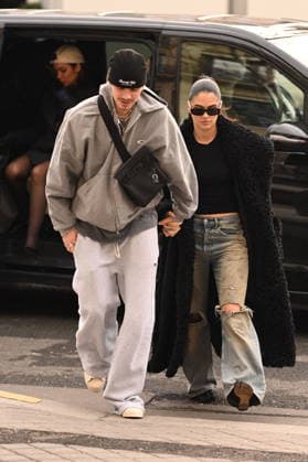 Romeo Beckham et sa compagne Kim Turnbull R Beckham and his brother C Beckham, with their respective partners K Turnbull and J Apostel, arrive at the La Réserve hotel in Paris, during Fashion Week, on January 26, 2026 On that day, their mother, V Beckham, will be made a Knight of Knight of Arts and Letters at the Ministry of Culture Pierre Perusseau Bestimage R Beckham and his brother C Beckham, with their respective partners K Turnbull and J Apostel, arrive at the La Réserve hotel in Paris, during Fashion Week, on January 26, 2026 On that day, their mother, V Beckham, will be made a Knight of the Arts and Letters at the Ministry of Culture Paris France Copyright: xPierrexPerusseaux xBestimagexPierrexPerusseaux xBestimagex