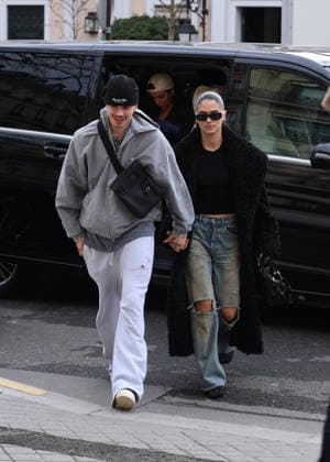 Romeo Beckham et sa compagne Kim Turnbull R Beckham and his brother C Beckham, with their respective partners K Turnbull and J Apostel, arrive at the La Réserve hotel in Paris, during Fashion Week, on January 26, 2026 On that day, their mother, V Beckham, will be made a Knight of Knight of Arts and Letters at the Ministry of Culture Denis Guignebourg Bestimage R Beckham and his brother C Beckham, with their respective partners K Turnbull and J Apostel, arrive at the La Réserve hotel in Paris, during Fashion Week, on January 26, 2026 On that day, their mother, V Beckham, will be made a Knight of the Arts and Letters at the Ministry of Culture Paris France Copyright: xDenisxGuignebourgx xBestimagexDenisxGuignebourgx xBestimagex