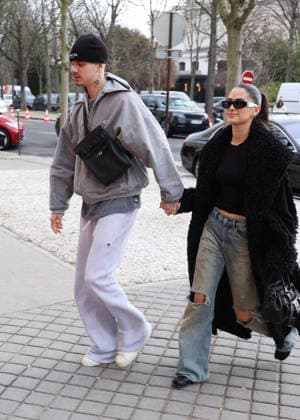 Romeo Beckham et sa compagne Kim Turnbull R Beckham and his brother C Beckham, with their respective partners K Turnbull and J Apostel, arrive at the La Réserve hotel in Paris, during Fashion Week, on January 26, 2026 On that day, their mother, V Beckham, will be made a Knight of Knight of Arts and Letters at the Ministry of Culture Denis Guignebourg Bestimage R Beckham and his brother C Beckham, with their respective partners K Turnbull and J Apostel, arrive at the La Réserve hotel in Paris, during Fashion Week, on January 26, 2026 On that day, their mother, V Beckham, will be made a Knight of the Arts and Letters at the Ministry of Culture Paris France Copyright: xDenisxGuignebourgx xBestimagexDenisxGuignebourgx xBestimagex