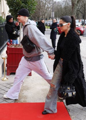Romeo Beckham et sa compagne Kim Turnbull R Beckham and his brother C Beckham, with their respective partners K Turnbull and J Apostel, arrive at the La Réserve hotel in Paris, during Fashion Week, on January 26, 2026 On that day, their mother, V Beckham, will be made a Knight of Knight of Arts and Letters at the Ministry of Culture Denis Guignebourg Bestimage R Beckham and his brother C Beckham, with their respective partners K Turnbull and J Apostel, arrive at the La Réserve hotel in Paris, during Fashion Week, on January 26, 2026 On that day, their mother, V Beckham, will be made a Knight of the Arts and Letters at the Ministry of Culture Paris France Copyright: xDenisxGuignebourgx xBestimagexDenisxGuignebourgx xBestimagex