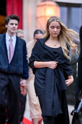 Harper Beckham Victoria Beckham, accompanied by her family, leaving the Hotel La Réserve to go to the Ministry of Culture to be made a Knight of the Order of Arts and Letters in Paris, France, on January 26, 2026 Yehiel Chekroune Bestimage Victoria Beckham, accompanied by her family, leaving the Hotel La Réserve to go to the Ministry of Culture to be made a Knight of the Order of Arts and Letters in Paris, France, on January 26, 2026 Paris France Copyright: xYehielxChekrounex xBestimagexYehielxChekrounex xBestimagex