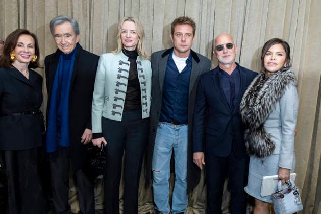 Bernard Arnault, Delphine Arnault , Jonathan Anderson J W Anderson , Jeff Bezos et sa femme Lauren Sánchez Greeting au défilé Dior Collection Haute Couture Printemps Eté 2026 lors de la Fashion Week de Paris PFW , au musée Rodin, à Paris, France, le 26 janvier 2026 Olivier Borde Bestimage Greetings Dior Spring Summer 2026 Haute Couture Collection show during Paris Fashion Week PFW , at the Rodin Museum, in Paris, France, on January 26, 2026 Paris France Copyright: xOLIVIERxBORDEx xBESTIMAGExOLIVIERxBORDEx xBESTIMAGEx