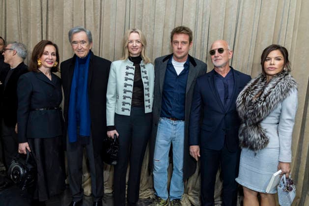 Bernard Arnault, Delphine Arnault , Jonathan Anderson J W Anderson , Jeff Bezos et sa femme Lauren Sánchez Greeting au défilé Dior Collection Haute Couture Printemps Eté 2026 lors de la Fashion Week de Paris PFW , au musée Rodin, à Paris, France, le 26 janvier 2026 Olivier Borde Bestimage Greetings Dior Spring Summer 2026 Haute Couture Collection show during Paris Fashion Week PFW , at the Rodin Museum, in Paris, France, on January 26, 2026 Paris France Copyright: xOLIVIERxBORDEx xBESTIMAGExOLIVIERxBORDEx xBESTIMAGEx