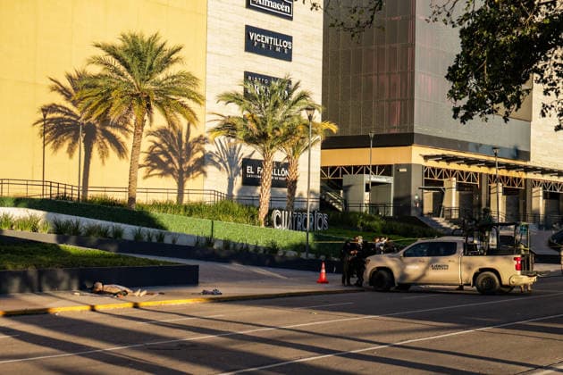 Body found with narco-messages in commercial area of Culiacan in Mexico SINALOA, MEXICO - JANUARY 26: (EDITOR S NOTE: Image depicts death) A man is found dead, tortured, and with the skin removed from his face in front of the Cuatro Rios shopping plaza, located in the main commercial area of Culiacan, as the Mexican Army secures the area until investigations are completed, in Sinaloa, Mexico, on January 26, 2026. Three narco-messages written on banners, along with additional mutilated body parts belonging to the victim, are found next to the body. Jesus Verdugo Anadolu Culiacan Mexico. Editorial use only. Please get in touch for any other usage. Copyright: x2026xAnadoluxJesusxVerdugox